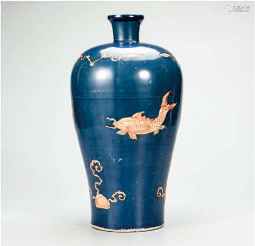蓝釉素胎鱼纹梅瓶