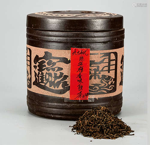 90年代  陈年樟香味普洱熟散茶  配紫砂缸