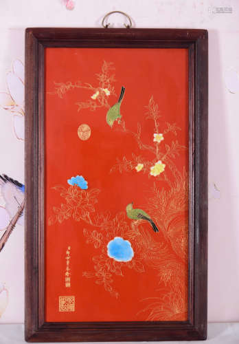红木镶红底掐金丝瓷板画《高枝和鸣》中堂挂屏