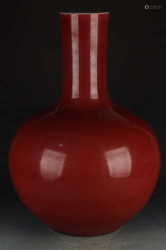清乾隆 单色祭红釉天球瓶