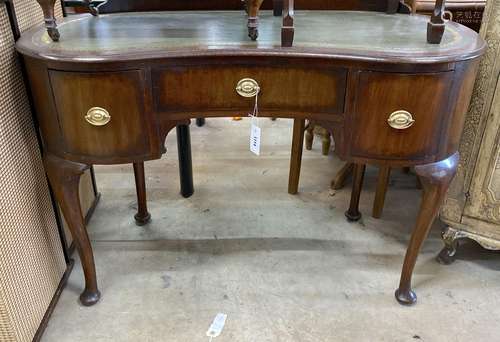 A 1920s kidney shaped writing table, width 110cm, depth 50cm...