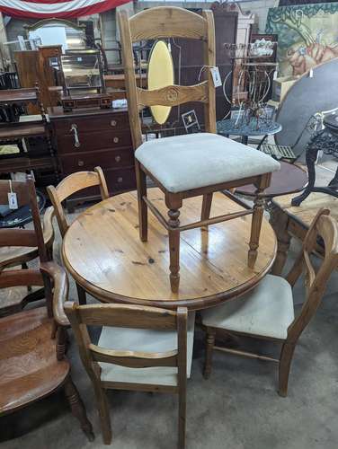 A reproduction circular pine breakfast table, diameter 105cm...