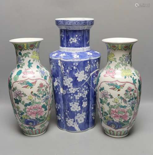 ° ° A pair of Chinese enamelled porcelain baluster vases and...