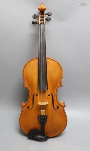 A 20th century Viola, unlabelled with 2 piece 16 inch back, ...
