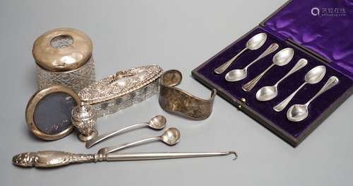 Mixed silver including a cased set of six silver teaspoons, ...