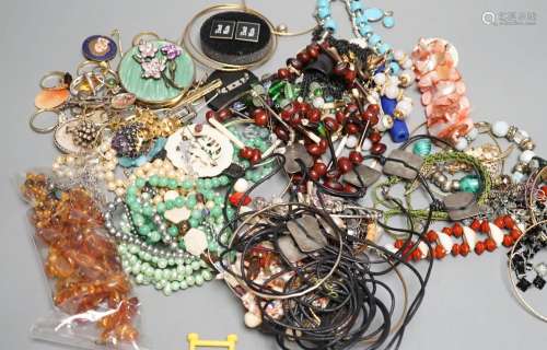 A quantity of assorted costume jewellery including amber and...