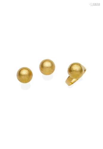 A GOLD EARRING AND RING SUITE