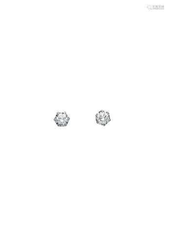 A PAIR OF DIAMOND EARSTUDS