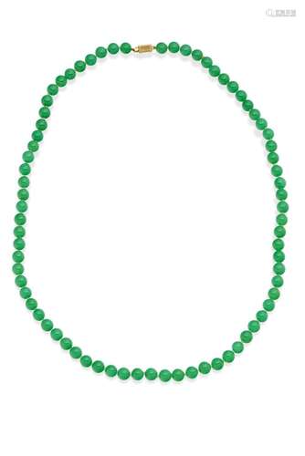 A CHRYSOPRASE BEAD NECKLACE