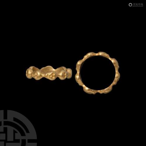 Post Medieval Gold Ring with Skulls
