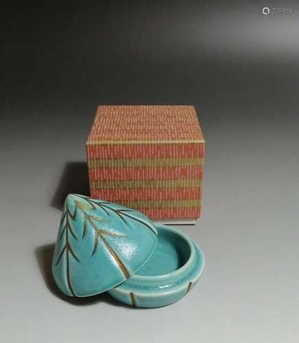 昭和
(1926-1989) 桃型松石绿描金香盒