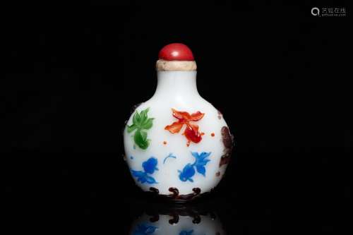 A Chinese overlay glass 'goldfish' snuff bottle, 19th C.