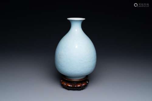 A Chinese monochrome clair-de-lune-glazed 'yuhuchunping' vas...