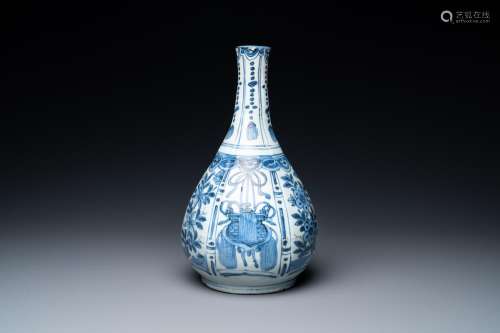 A Chinese blue and white kraak porcelain bottle vase, Wanli