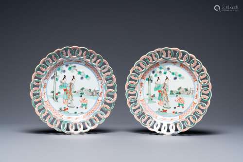 A pair of Chinese famille verte plates with reticulated bord...