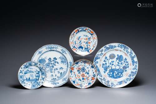 Three Chinese blue, white and Imari-style plates and two dis...