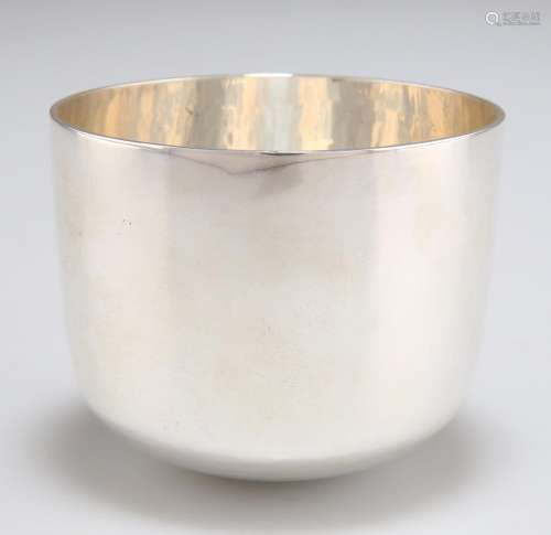 A VICTORIAN HEAVY SILVER TUMBLER CUP
