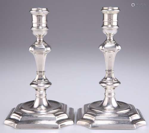 A PAIR OF GEORGE I CAST SILVER CANDLESTICKS