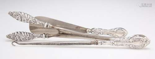 A PAIR OF EDWARD VII SILVER FILLED GLOVE STRETCHERS