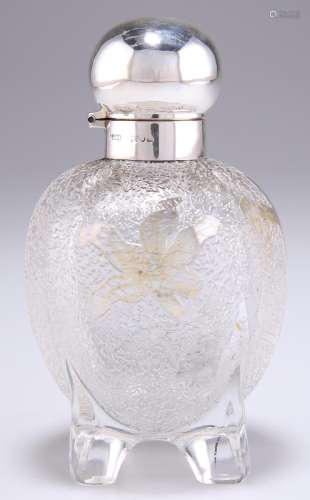 A VICTORIAN SILVER-TOPPED GLASS SCENT BOTTLE