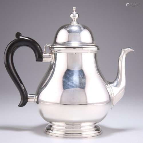 A SUBSTANTIAL AMERICAN SILVER TEAPOT