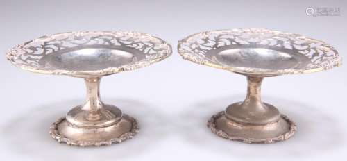 A PAIR OF GEORGE V SILVER PEDESTAL DISHES