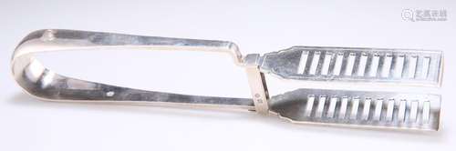 A PAIR OF EDWARDIAN SILVER ASPARAGUS TONGS