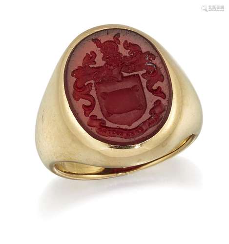 AN 18 CARAT GOLD CARNELIAN INTAGLIO SIGNET RING