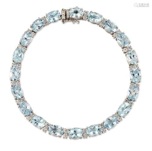 AN AQUAMARINE AND DIAMOND LINE BRACELET