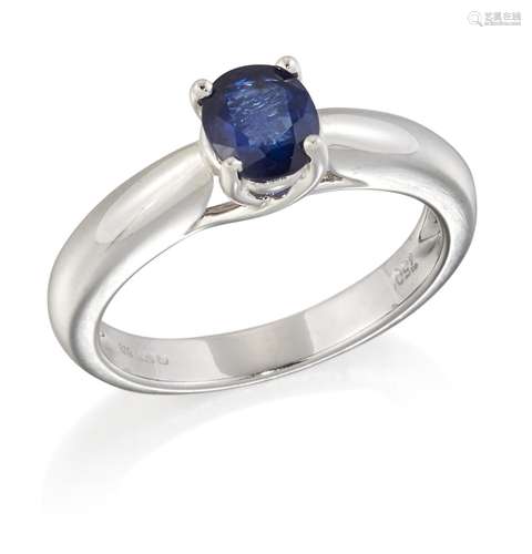 AN 18 CARAT WHITE GOLD SAPPHIRE RING