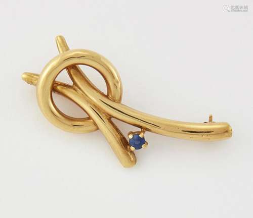 AN 18 CARAT GOLD SAPPHIRE BROOCH