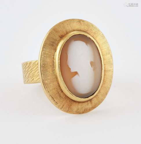 AN 18 CARAT GOLD CAMEO RING