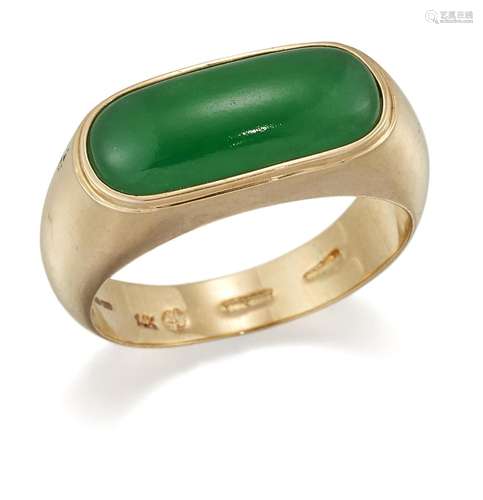 A 14 CARAT GOLD JADE RING