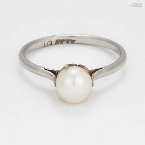 A CULTURED PEARL RING