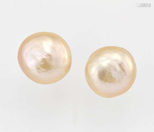 A PAIR OF CULTURED BUTTON PEARL STUD EARRINGS