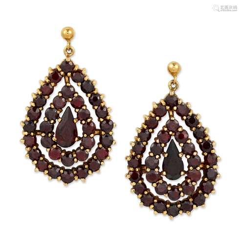 A PAIR OF 9 CARAT GOLD GARNET PENDANT EARRINGS