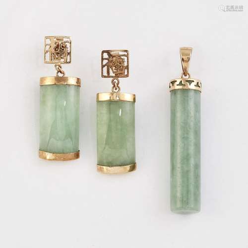 A 9 CARAT GOLD JADE PENDANT AND EARRING SET