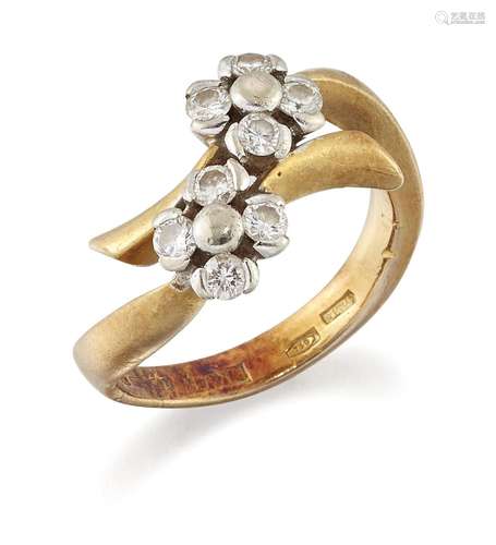 AN 18 CARAT GOLD DIAMOND CLUSTER RING