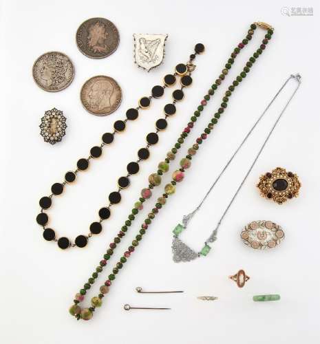 A GROUP OF JEWELLERY AND COINS