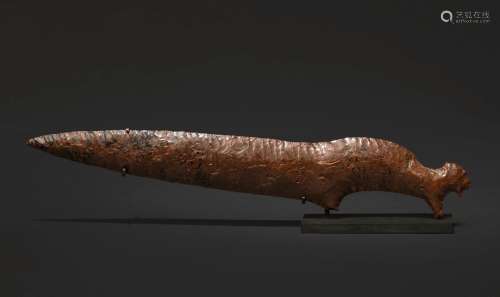 ﻿Rare couteau cérémoniel représentant un animal à longue que...