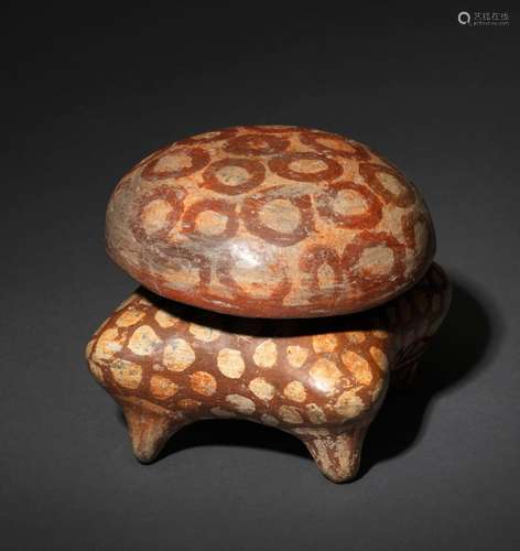 ﻿Vase tripode en forme de champignon<br />
Le corps peint en...