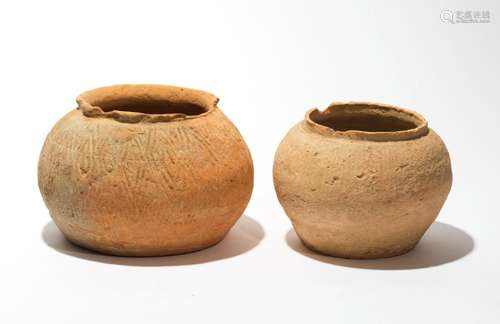 ﻿Deux pots <br />
Vietnam, culture de Đông Sơn, 3°-1° siècle...