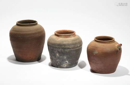 ﻿Lot de deux pots et une verseuse<br />
Vietnam, dynastie de...