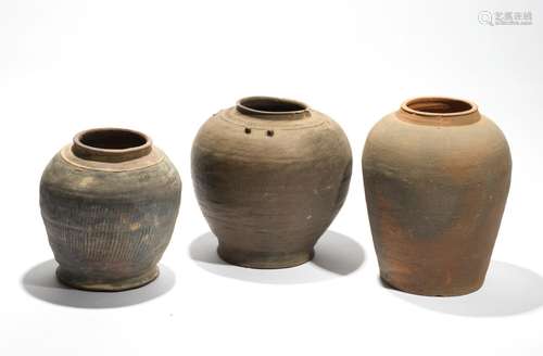 ﻿Lot de trois pots<br />
Vietnam, dynastie des Lê, 16°-17° s...