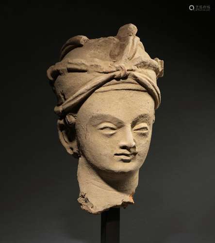 ﻿Tête d’attendant<br />
Art du Gandhara ca 3°-5° siècles<br ...