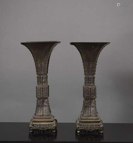 ﻿Paire de vases de forme fang gu à décor archaïsant<br />
Ch...