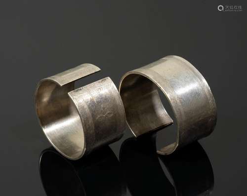 ﻿Deux bracelets<br />
Triangle d'or<br />
Argent. H. 3,2 cm ...