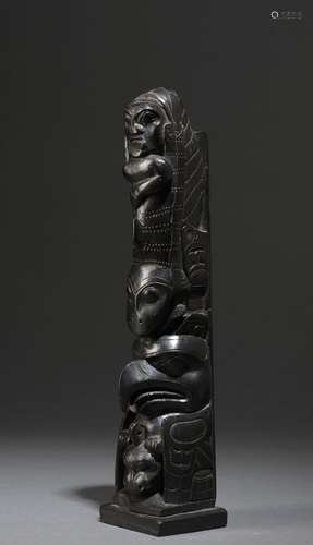 ﻿Totem miniature Haida<br />
Archipel des Îles Charlotte, Ca...