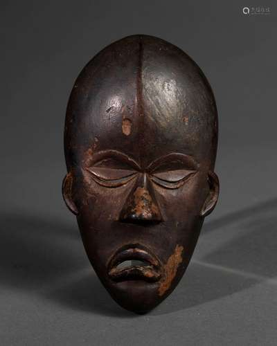 ﻿Masque diminutif Dan<br />
Côte d’Ivoire<br />
Bois. H. 14,...