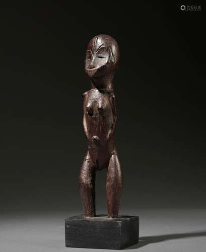 ﻿Statuette féminine<br />
Afrique Équatoriale ?<br />
Bois. ...